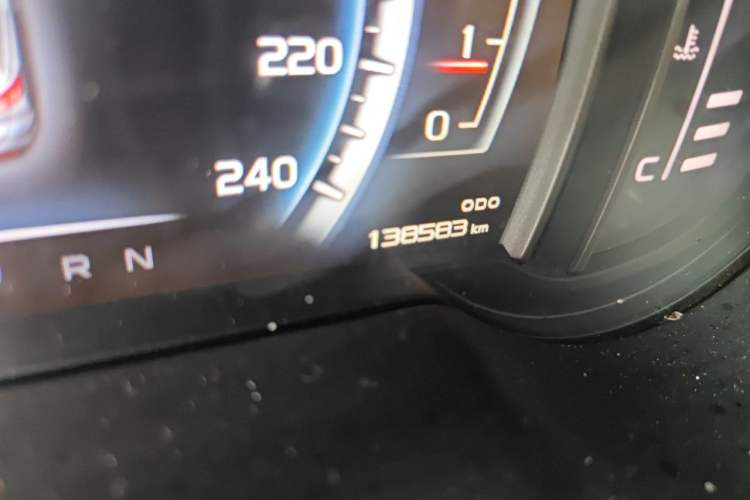Used Geely Auto Emgrand X7 Sport 2016 1.8TD Automatic Smart Model Odometer Close Up