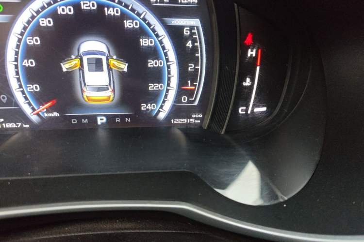 Used Geely Auto Emgrand X7 Sport 2016 1.8TD Automatic All-Wheel-Drive ZhiZun Edition Odometer Close Up