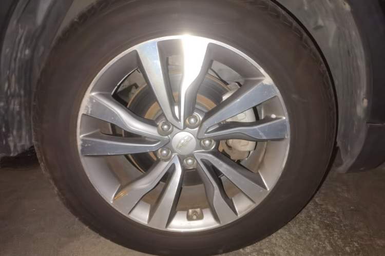 Used Geely Auto Emgrand X7 Sport 2016 1.8TD Automatic All-Wheel-Drive ZhiZun Edition Right Front Wheel Hub