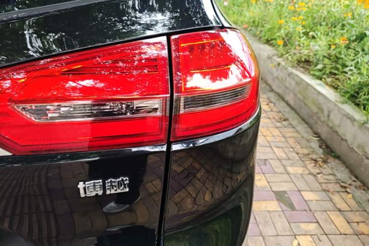 Used Geely Auto Emgrand X7 Sport 2016 1.8TD Automatic All-Wheel-Drive ZhiZun Edition Right Rear Taillight