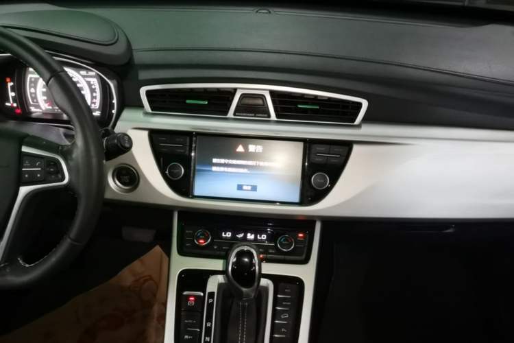 Used Geely Auto Emgrand X7 Sport 2016 1.8TD Automatic Smart Connectivity Version Audio And AC Panel