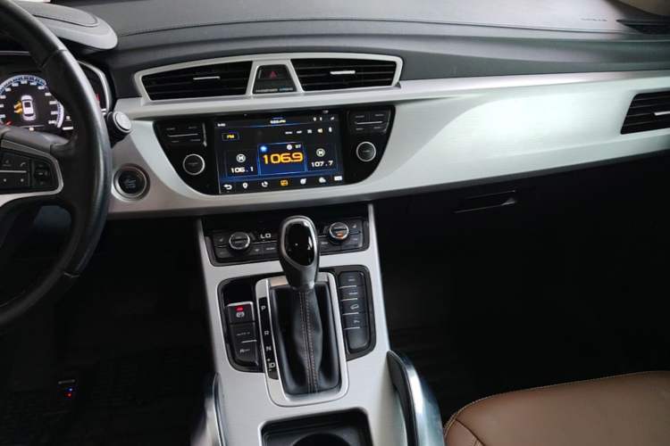 Used Geely Auto Emgrand X7 Sport 2016 1.8TD Automatic ZhiZun Version Audio And AC Panel