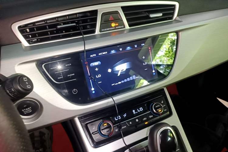 Used Geely Auto Emgrand X7 Sport 2016 1.8TD Automatic ZhiZun Version Audio And AC Panel