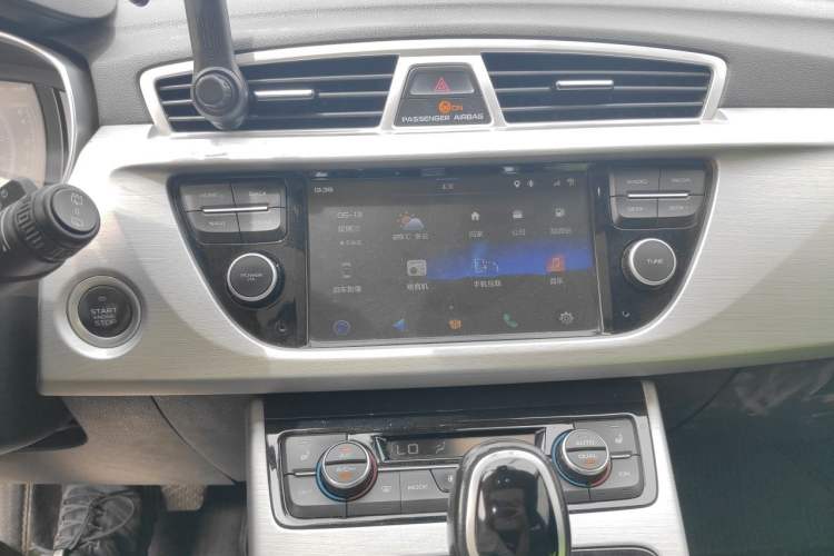 Used Geely Auto Emgrand X7 Sport 2016 1.8TD Automatic Smart Model Audio And AC Panel