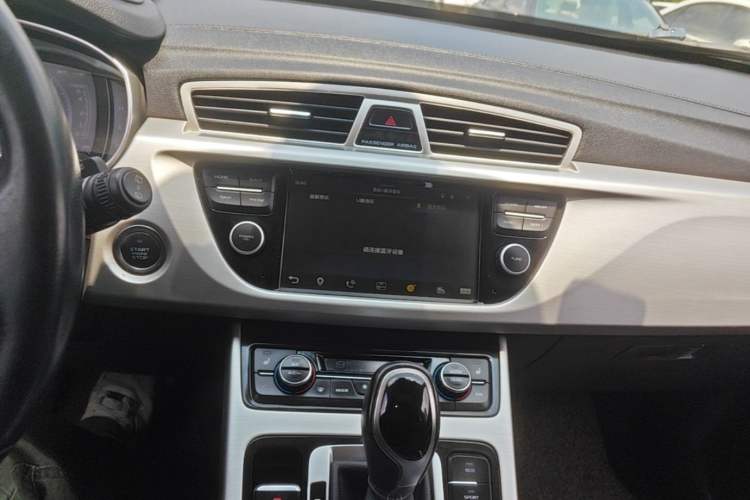 Used Geely Auto Emgrand X7 Sport 2016 1.8TD Automatic Smart Model Audio And AC Panel