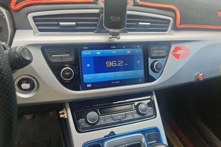 Used Geely Auto Emgrand X7 Sport 2016 2.0L Manual ZhiShang Version Audio And AC Panel