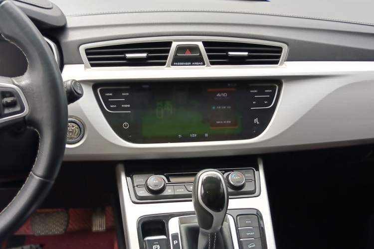 Used Geely Auto Emgrand X7 Sport 2016 1.8TD Automatic Smart Connectivity Version Audio And AC Panel