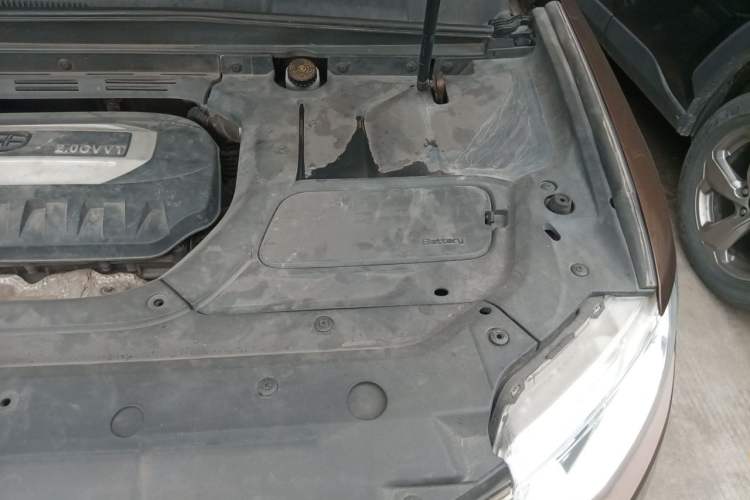 Used Geely Auto Emgrand X7 Sport 2016 2.0L Manual ZhiShang Version Engine Bay Left