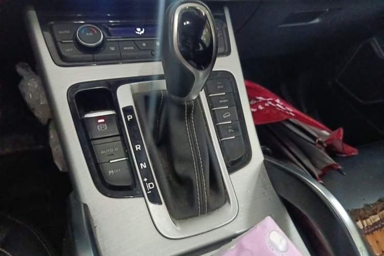 Used Geely Auto Emgrand X7 Sport 2016 1.8TD Automatic Smart Connectivity Version Gear Lever