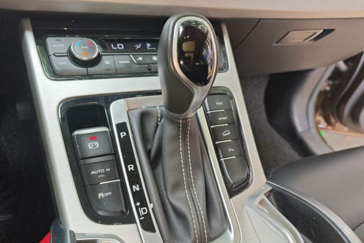 Used Geely Auto Emgrand X7 Sport 2016 1.8TD Automatic Smart Connectivity Version Gear Lever