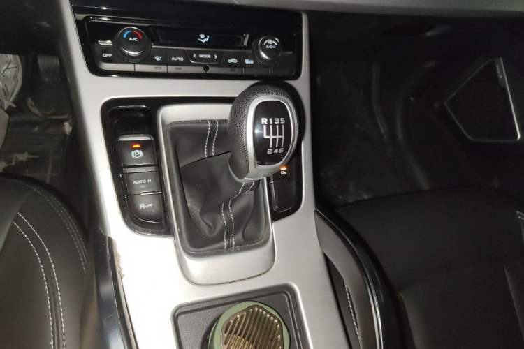 Used Geely Auto Emgrand X7 Sport 2016 2.0L Manual ZhiShang Version Gear Lever