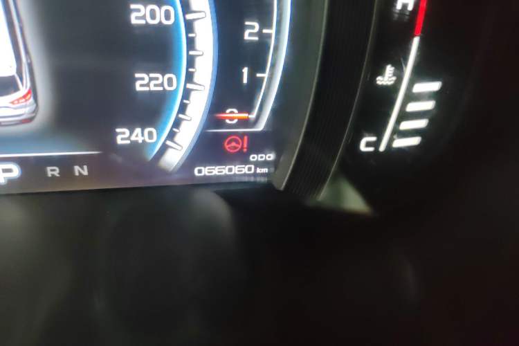 Used Geely Auto Emgrand X7 Sport 2016 1.8TD Automatic Smart Connectivity Version Odometer Close Up
