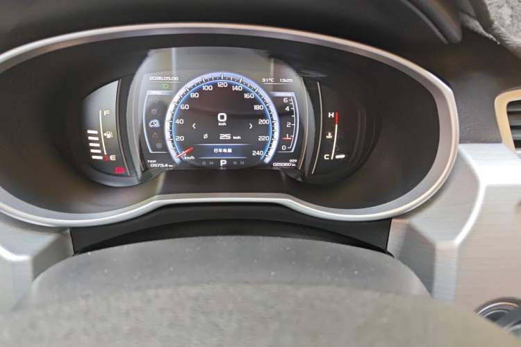 Used Geely Auto Emgrand X7 Sport 2016 1.8TD Automatic Smart Model Odometer Close Up