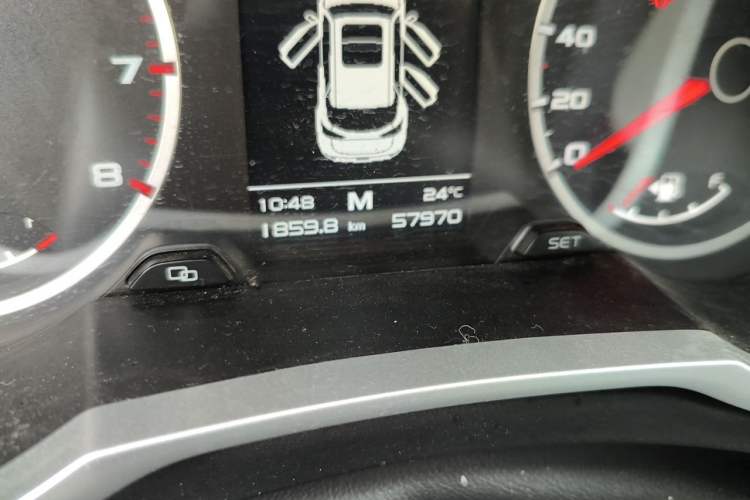 Used Geely Auto Emgrand X7 Sport 2016 2.0L Manual Smart Connect Version Odometer Close Up
