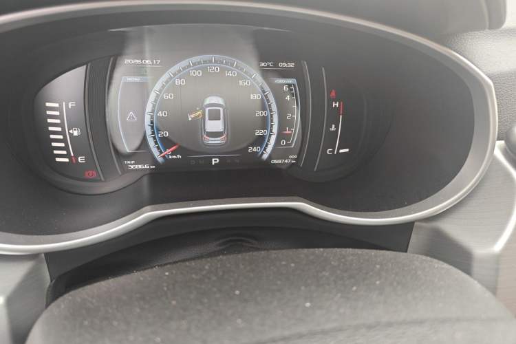 Used Geely Auto Emgrand X7 Sport 2016 1.8TD Automatic Smart Model Odometer Close Up