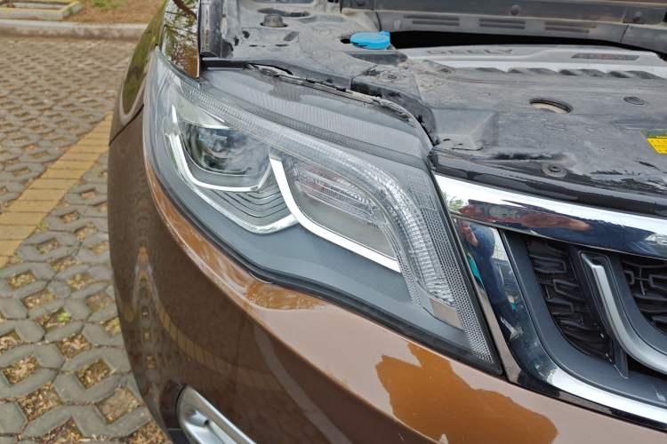 Used Geely Auto Emgrand X7 Sport 2016 1.8TD Automatic All-Wheel-Drive ZhiZun Edition Right Front Headlight