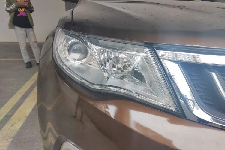 Used Geely Auto Emgrand X7 Sport 2016 1.8TD Automatic ZhiShang Model Right Front Headlight