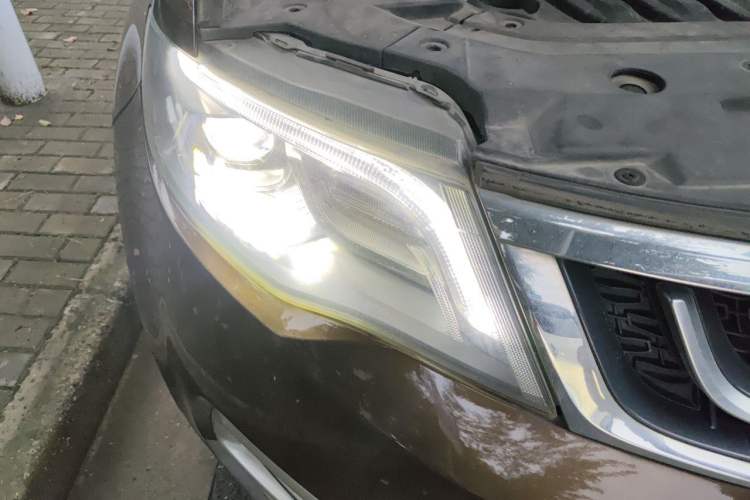 Used Geely Auto Emgrand X7 Sport 2016 1.8TD Automatic ZhiZun Version Right Front Headlight