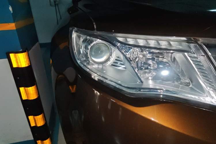 Used Geely Auto Emgrand X7 Sport 2016 1.8TD Automatic ZhiShang Model Right Front Headlight