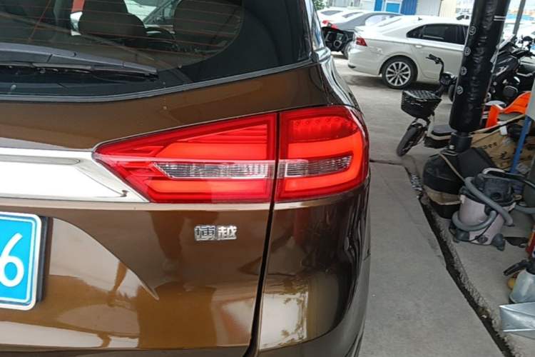 Used Geely Auto Emgrand X7 Sport 2016 1.8TD Automatic All-Wheel-Drive ZhiZun Edition Right Rear Taillight