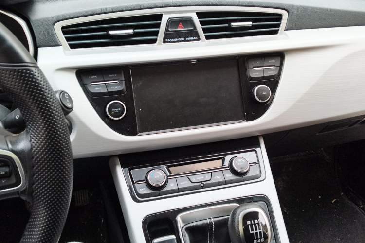 Used Geely Auto Emgrand X7 Sport 2016 2.0L Manual ZhiShang Version Audio And AC Panel