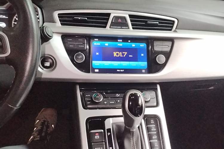 Used Geely Auto Emgrand X7 Sport 2016 1.8TD Automatic Smart Connectivity Version Audio And AC Panel