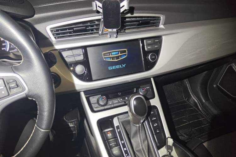 Used Geely Auto Emgrand X7 Sport 2016 1.8TD Automatic Smart Connectivity Version Audio And AC Panel