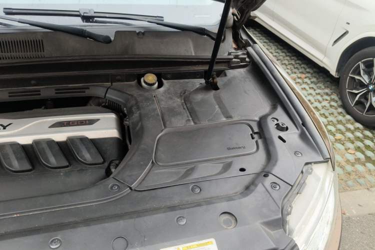 Used Geely Auto Emgrand X7 Sport 2016 1.8TD Automatic ZhiShang Model Engine Bay Left