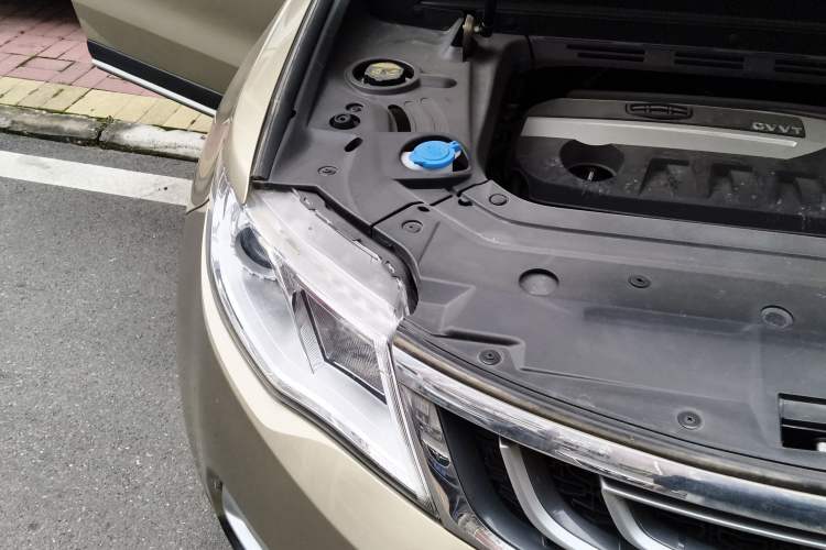 Used Geely Auto Emgrand X7 Sport 2016 2.0L Manual ZhiShang Version Engine Bay Right