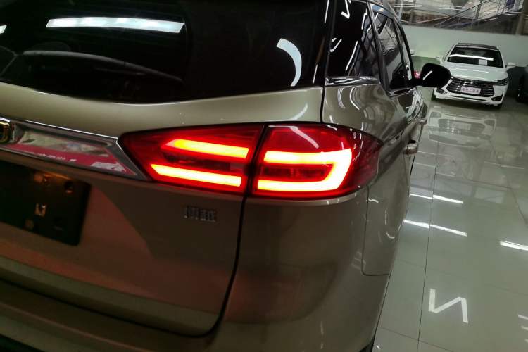 Used Geely Auto Emgrand X7 Sport 2016 1.8TD Automatic ZhiZun Version Exterior 6