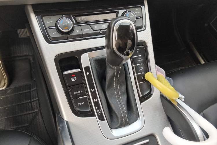 Used Geely Auto Emgrand X7 Sport 2016 1.8TD Automatic Smart Connectivity Version Gear Lever