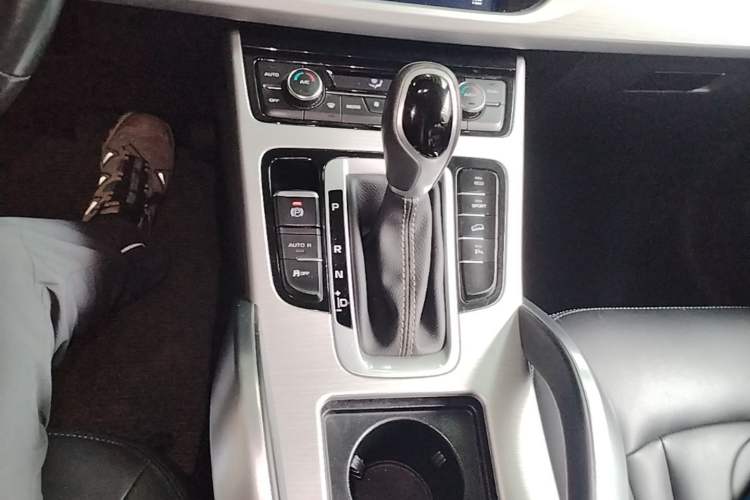 Used Geely Auto Emgrand X7 Sport 2016 1.8TD Automatic Smart Connectivity Version Gear Lever