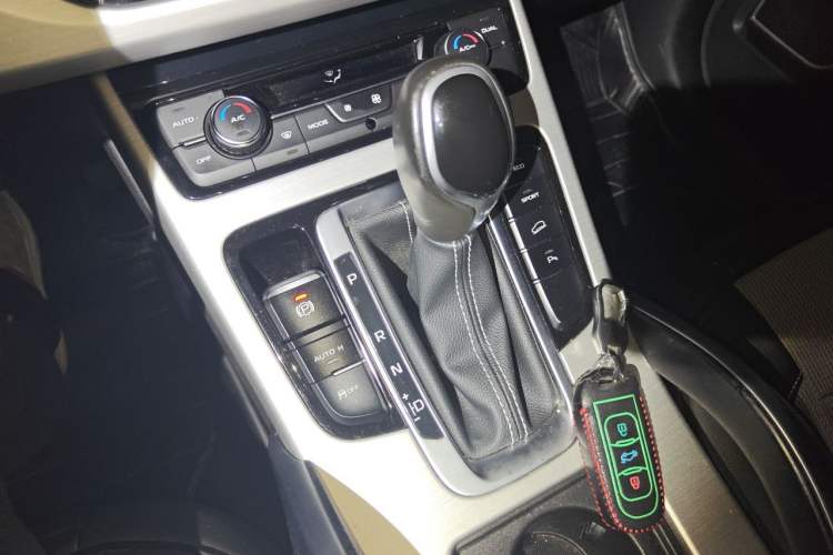 Used Geely Auto Emgrand X7 Sport 2016 1.8TD Automatic Smart Connectivity Version Gear Lever