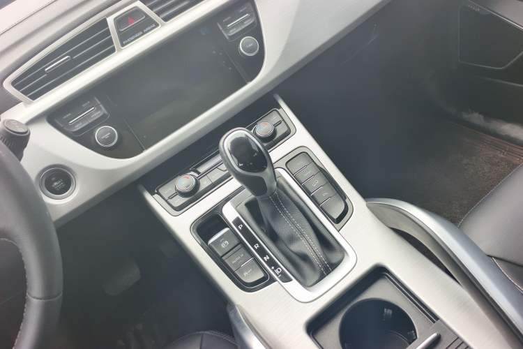 Used Geely Auto Emgrand X7 Sport 2016 1.8TD Automatic ZhiShang Model Interior 4