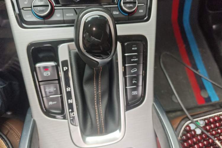 Used Geely Auto Emgrand X7 Sport 2016 1.8TD Automatic All-Wheel-Drive ZhiZun Edition Gear Lever