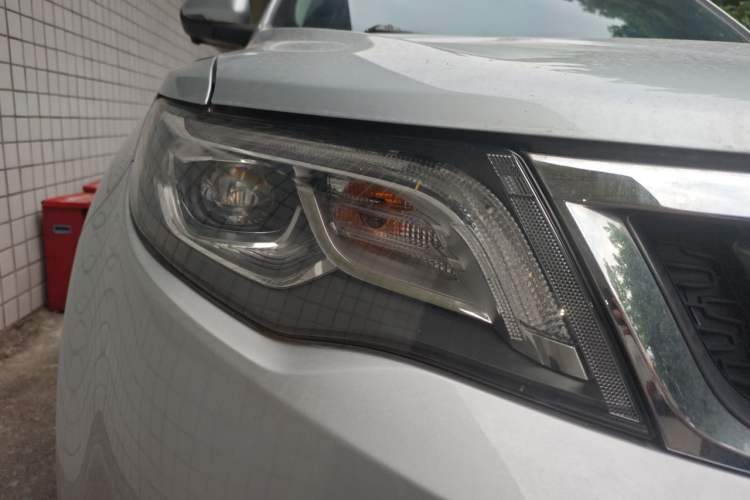 Used Geely Auto Emgrand X7 Sport 2016 1.8TD Automatic All-Wheel-Drive ZhiZun Edition Right Front Headlight