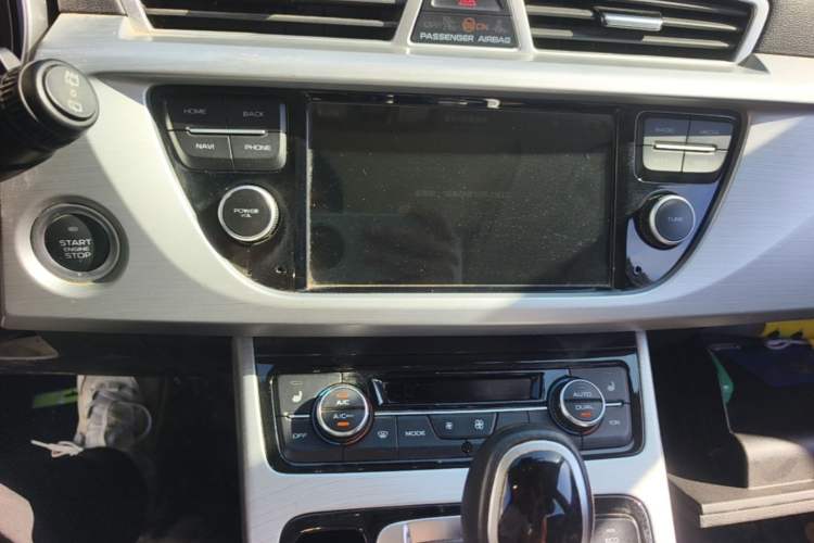 Used Geely Auto Emgrand X7 Sport 2016 1.8TD Automatic ZhiZun Version Audio And AC Panel