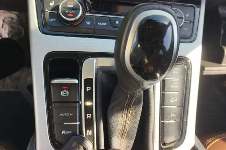 Used Geely Auto Emgrand X7 Sport 2016 1.8TD Automatic ZhiZun Version Gear Lever