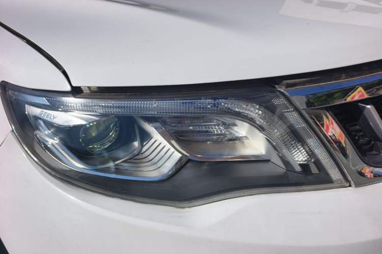 Used Geely Auto Emgrand X7 Sport 2016 1.8TD Automatic ZhiZun Version Right Front Headlight