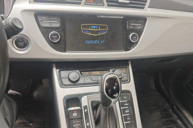 Used Geely Auto Emgrand X7 Sport 2016 1.8TD Automatic Smart Connectivity Version Audio And AC Panel