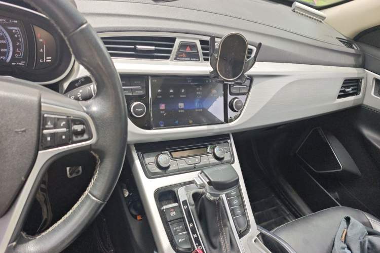 Used Geely Auto Emgrand X7 Sport 2016 1.8TD Automatic Smart Connectivity Version Audio And AC Panel