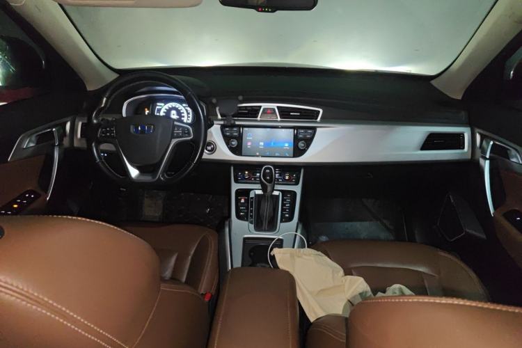 Used Geely Auto Emgrand X7 Sport 2016 1.8TD Automatic All-Wheel-Drive ZhiZun Edition Center Console