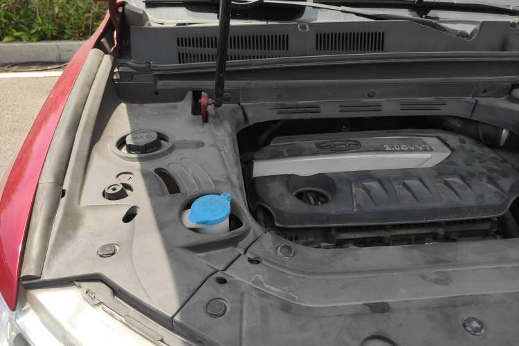 Used Geely Auto Emgrand X7 Sport 2016 2.0L Manual ZhiShang Version Engine Bay Right