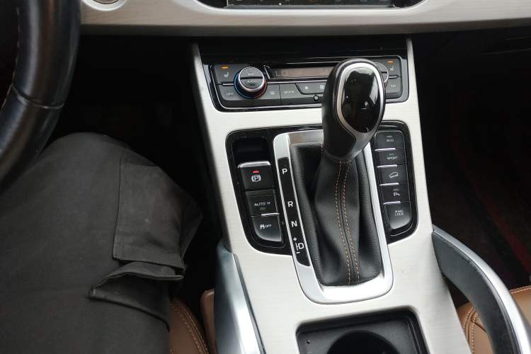 Used Geely Auto Emgrand X7 Sport 2016 1.8TD Automatic All-Wheel-Drive ZhiZun Edition Gear Lever