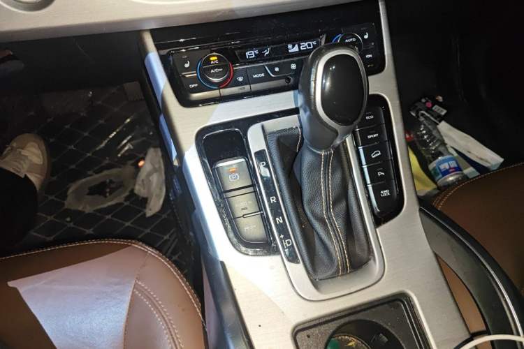 Used Geely Auto Emgrand X7 Sport 2016 1.8TD Automatic All-Wheel-Drive ZhiZun Edition Gear Lever