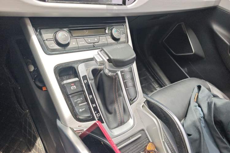 Used Geely Auto Emgrand X7 Sport 2016 1.8TD Automatic Smart Connectivity Version Gear Lever