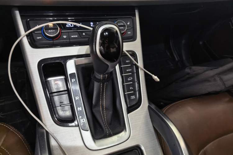 Used Geely Auto Emgrand X7 Sport 2016 1.8TD Automatic All-Wheel-Drive ZhiZun Edition Gear Lever