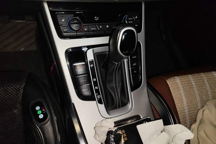 Used Geely Auto Emgrand X7 Sport 2016 1.8TD Automatic Smart Model Gear Lever