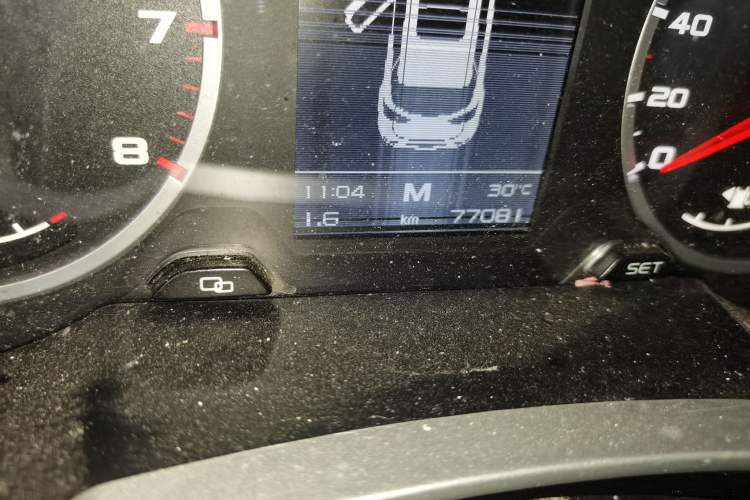 Used Geely Auto Emgrand X7 Sport 2016 2.0L Manual Smart Connect Version Odometer Close Up