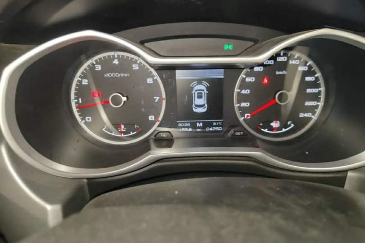 Used Geely Auto Emgrand X7 Sport 2016 2.0L Manual ZhiShang Version Odometer Close Up